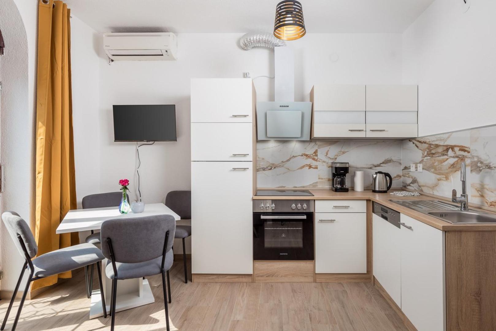 Apartments Jadranka 奥米沙利 外观 照片