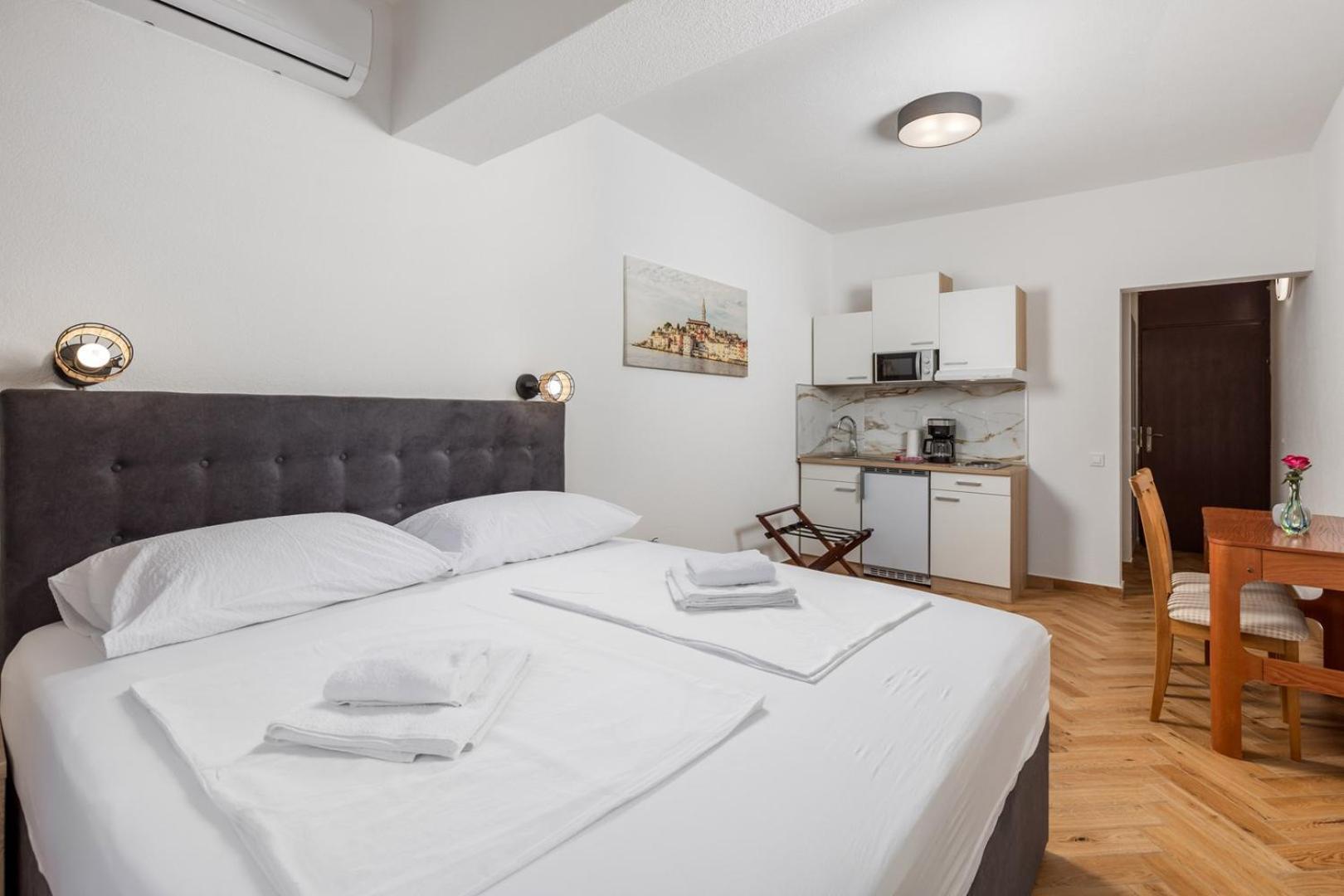 Apartments Jadranka 奥米沙利 外观 照片